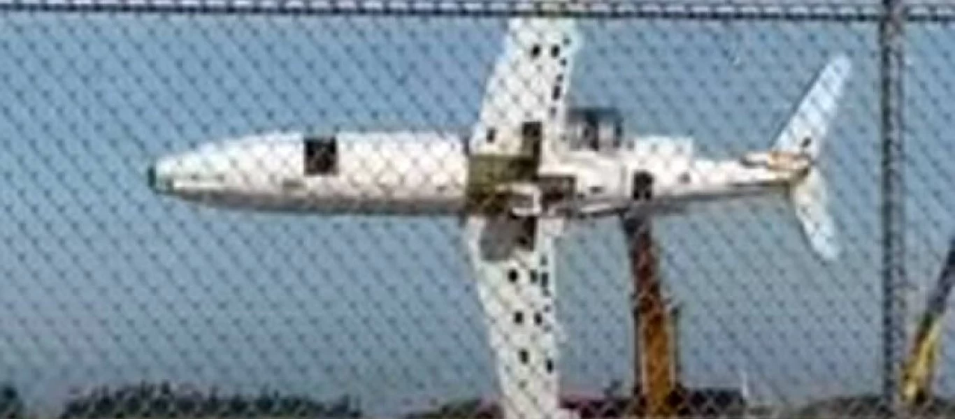 Εκσκαφέας σηκώνει αεροπλάνο και το κάνει να μοιάζει… παιχνίδι (βίντεο)